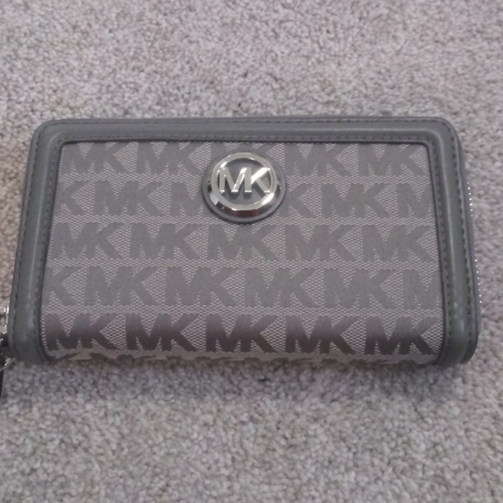Michael kors wallett. Brand new. Grey